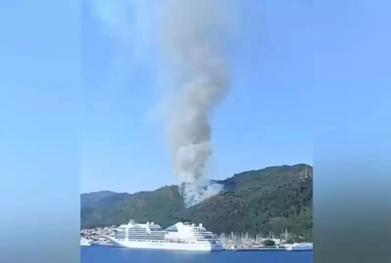 Туркиянинг Мармарис курорти яқинида ўрмонлар ёнмоқда