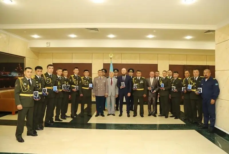 Госнаграды вручили участникам ликвидации лесного пожара в области Абай