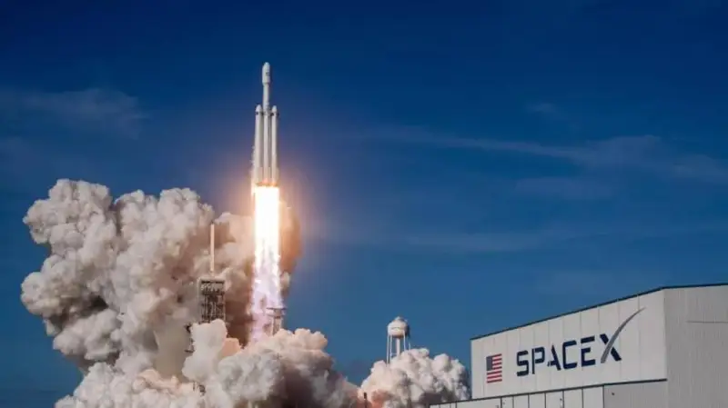 SpaceX ракета парвозини стартга бир дақиқа қолганда бекор қилди