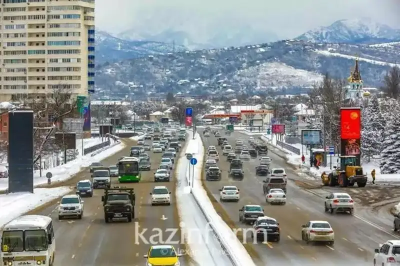 Алматинцев предупредили о снегопаде и гололеде