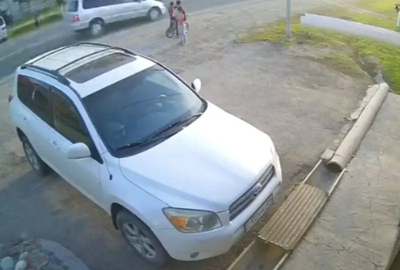 Школьник за рулем авто сбил насмерть 4-летнего ребенка в Сарканде