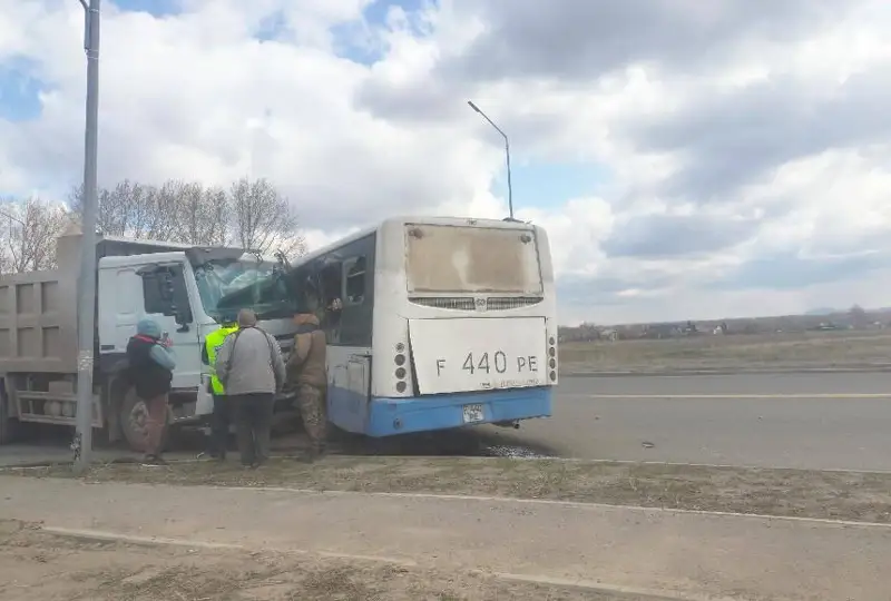 Óskemende avtobýs pen KamAZ soqtyǵysyp, jolaýshylar zardap shekti
