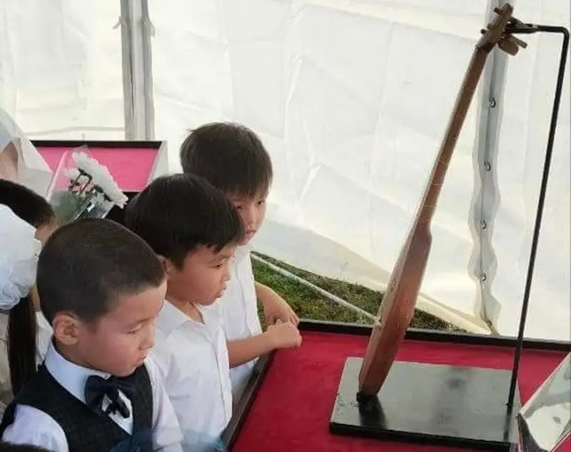 اتىراۋ مۋزەيىندە اباي ۇستاعان ءۇش ىشەكتى دومبىرانىڭ كوشىرمەسى تۇر