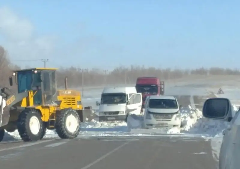 Застрявшим на дороге водителям и пассажирам помогли туркестанские полицейские