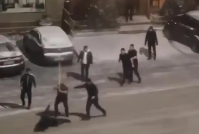 شىمكەنتتە ءتۇن ىشىندە توبەلەسكەندەر ءبىرىن- ءبىرى باسىنان اعاشپەن ۇرعان