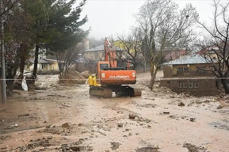 Число жертв схода селей в Турции возросло до 10