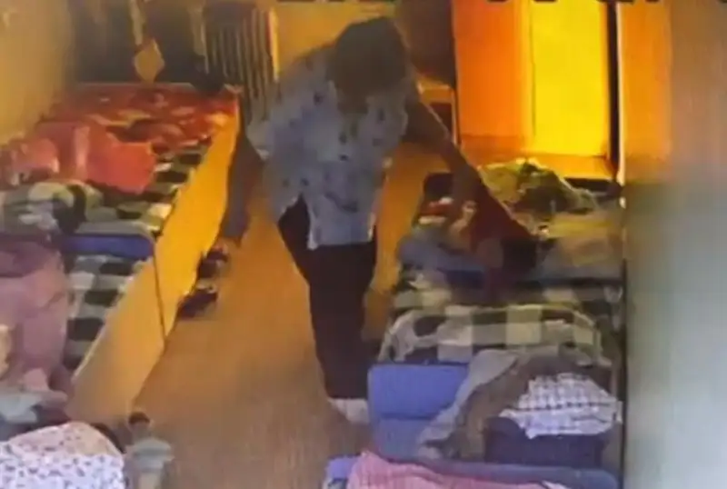 استانادا بالاباقشا تاربيەشىسى ەرەكشە بالانى ۇرىپ-سوققان