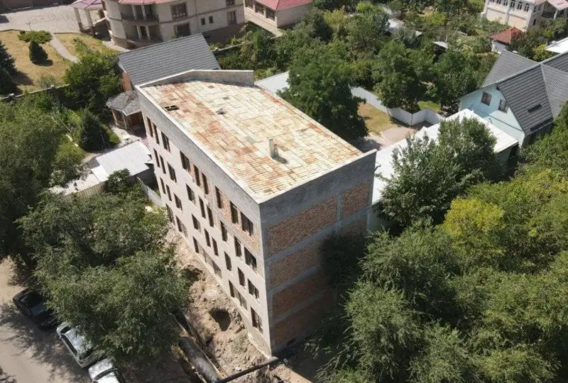 Бизнес-центр сносят по решению суда в Алматы