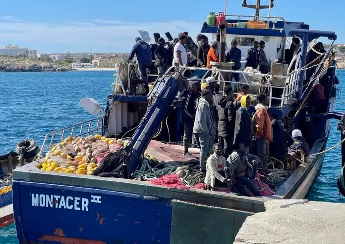 Italııaǵa zańsyz mıgranttardyń jańa legi aǵyla bastady