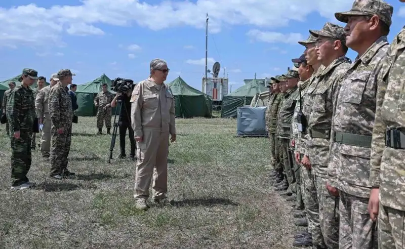 Prezıdent qutqarýshylarmen jáne eriktilermen kezdesti
