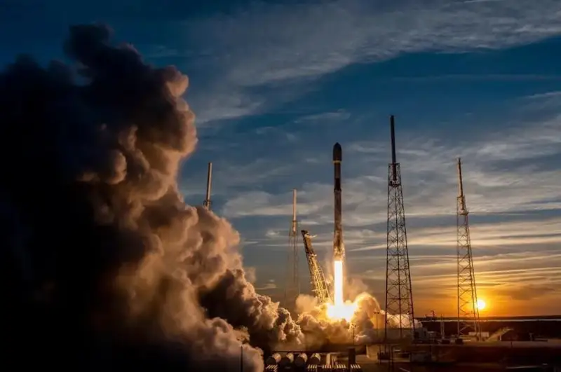 SpaceX запустила ракету-носитель с 21 спутником Starlink нового поколения