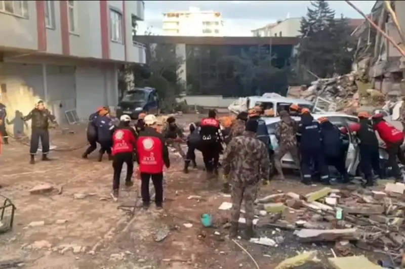 جاعداي وتە قيىن - تۇركياداعى قازاقستاندىق قۇتقارۋشىلار قالاي جۇمىس ىستەپ جاتىر