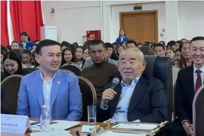 شەتەلدە ەم الىپ جاتقان ءجۇرسىن ەرمان الماتىداعى ايتىستاردىڭ بىرىندە كوزگە ءتۇستى