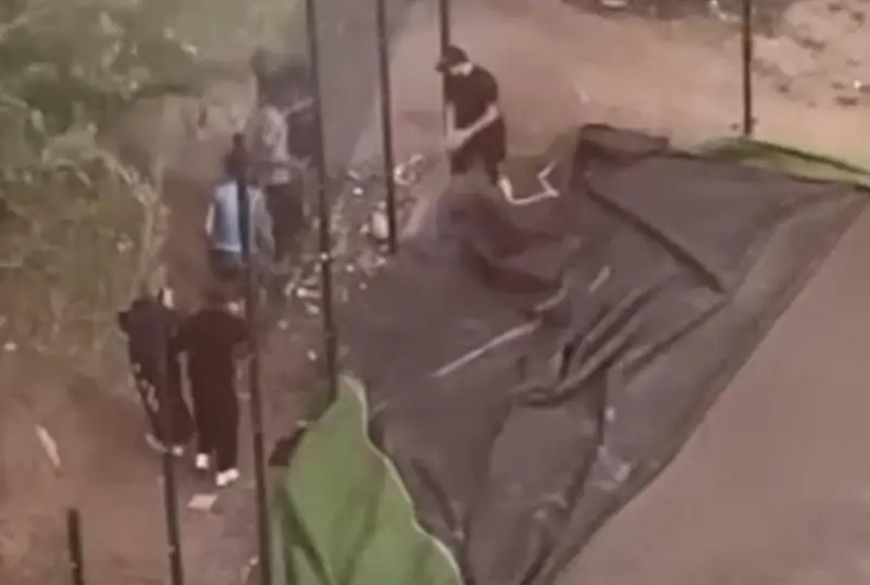 Детей накрыло газоном на спортивном корте из-за урагана в Темиртау