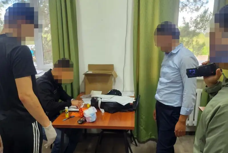 قازاۆتوجول ا ق وكىلدەرى كاسىپكەردەن ءىرى كولەمدە قارجى بوپسالادى دەگەن كۇدىكپەن ۇستالدى