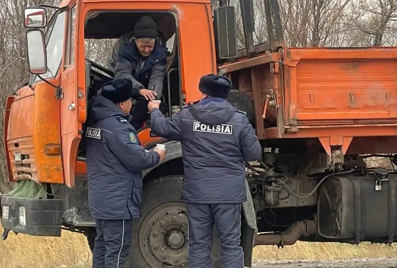 Чай с горячими лепешками раздают застрявшим на трассе водителям полицейские Жамбылской области