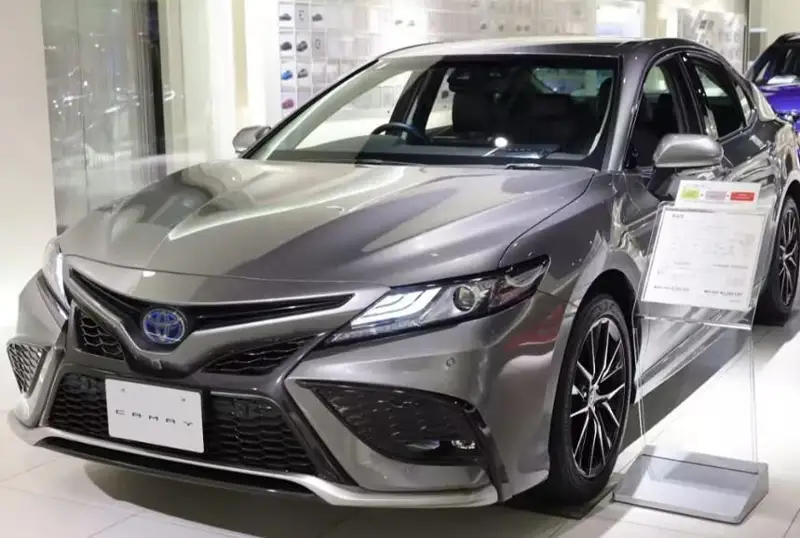 Toyota Japonııada Camry markaly kólikterdi satýdy toqtatady