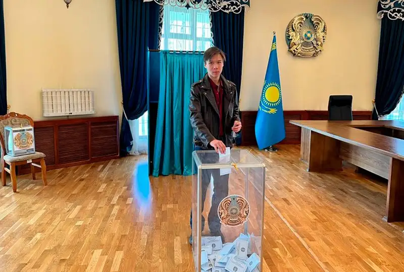 Студент Академии ОБСЕ проголосовал на выборах в Мажилис Парламента РК в Бишкеке