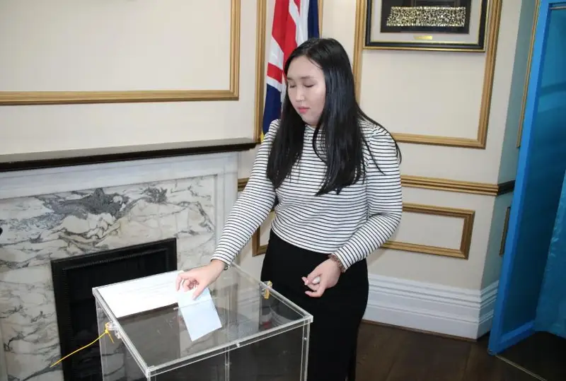 Казахстанские избиратели начали голосовать в Лондоне