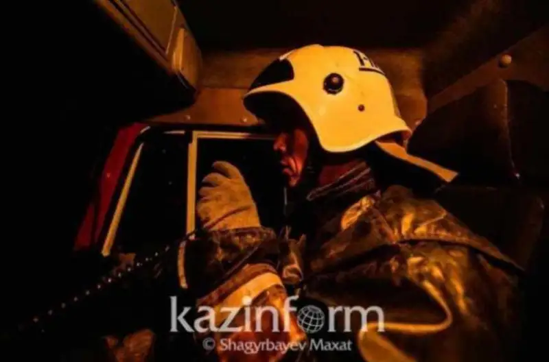 Óskemendegi órt kezinde 10 turǵyn evakýatsııalanyp, qart áıel qutqaryldy