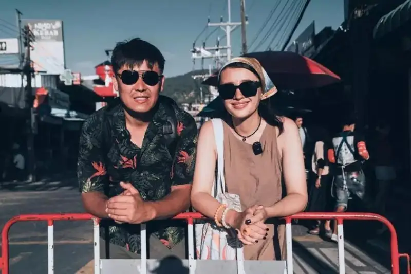 الەم ارالاپ جۇرگەن قازاقستاندىق جۇپ ساياحاتتى قالاي ادەتكە اينالدىرعاندارىن ايتتى