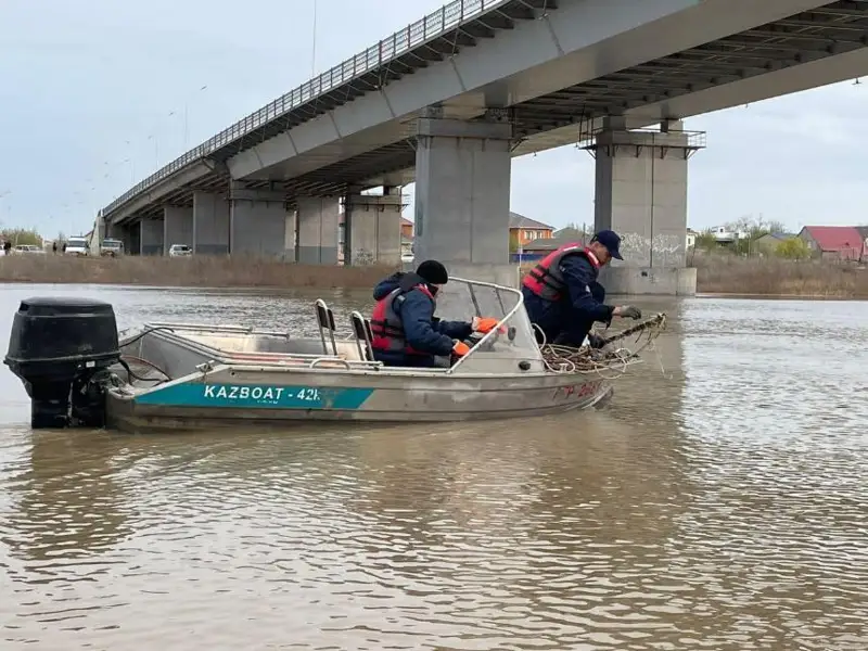 Две недели ищут утонувшего подростка в Атырау