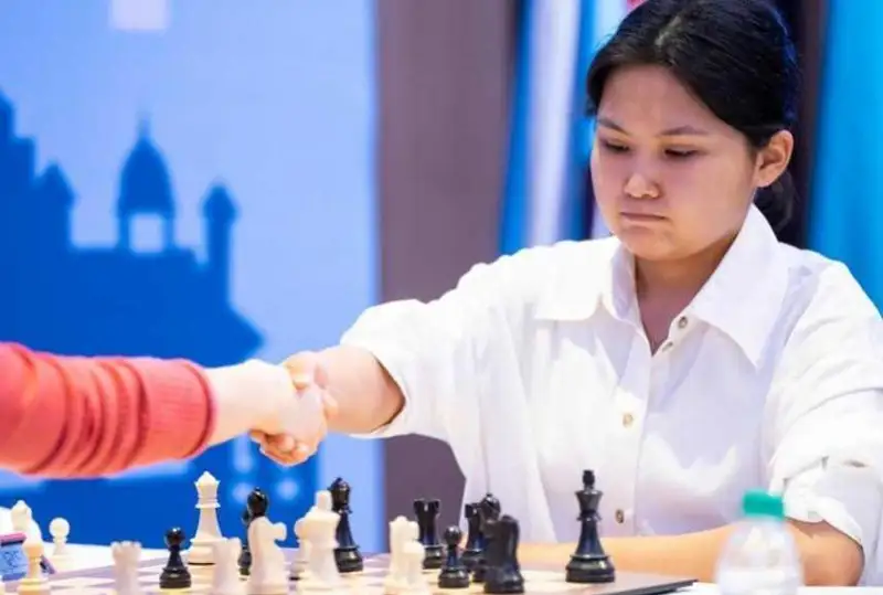 ءبيبىسارا اساۋبايەۆا نەگە قازاقشا سويلەمەيتىنىن اشىق ايتتى