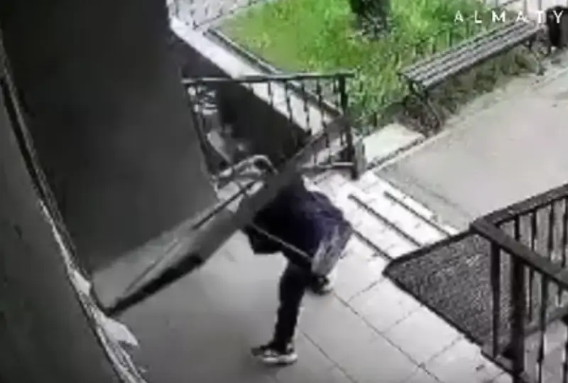 Ребенка придавила дверь подъезда в Алматы