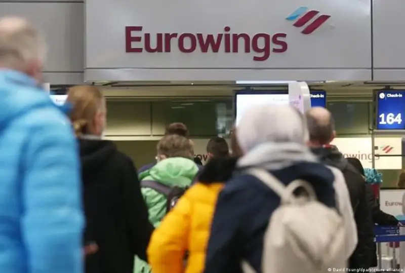 ​Авиапассажирка скупила все орехи на борту рейса Eurowings