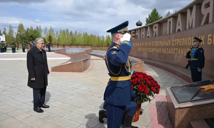 Касым-Жомарт Токаев возложил цветы к Мемориальному комплексу воинам-казахстанцам во Ржеве