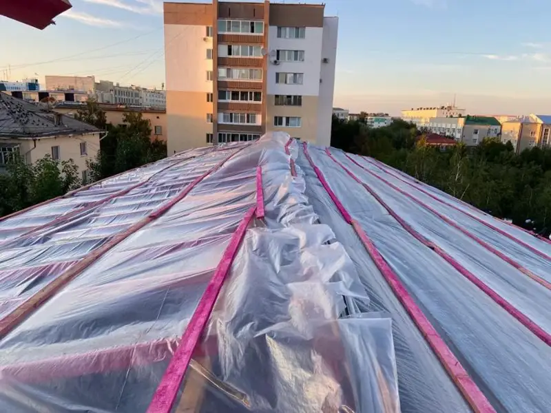 Qostanaı ákimdigi jańbyrdan zalal kelgen úılerdiń shatyryn tsellofanmen jaýyp berdi