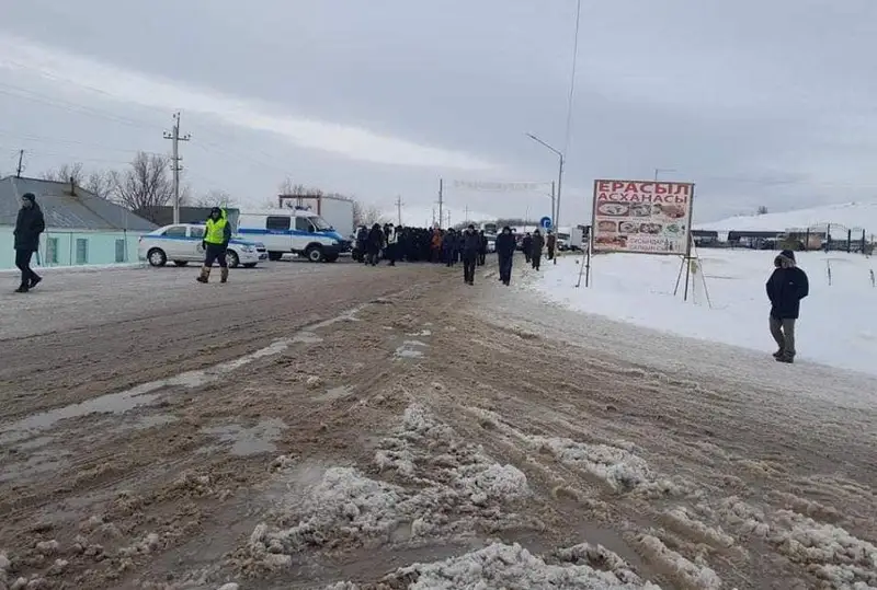 جەلىدەگى جالعان اقپاراتقا سەنىپ جولعا شىققان تۇرعىندار قار قۇرساۋىندا قالىپ جاتىر
