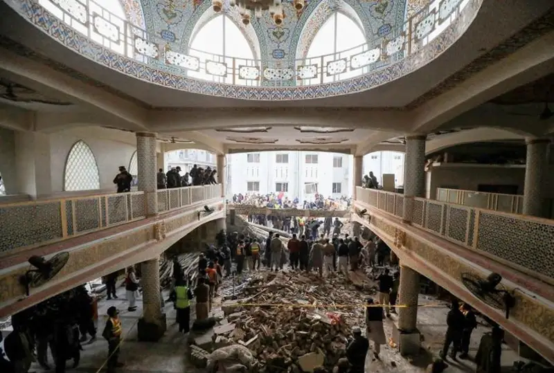 Pákistan meshitindegi teraktiden qaza tapqan 100 adamnyń 97-si – polıtseı