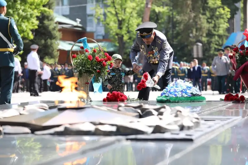 Almatyda Otan qorǵaýshy kúnine oraı merekelik sharalar ótti