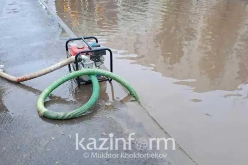 Aqtóbeniń Qobda aýylynda 15 úı, saýyqtyrý ortalyǵy men kafe sý astynda qaldy