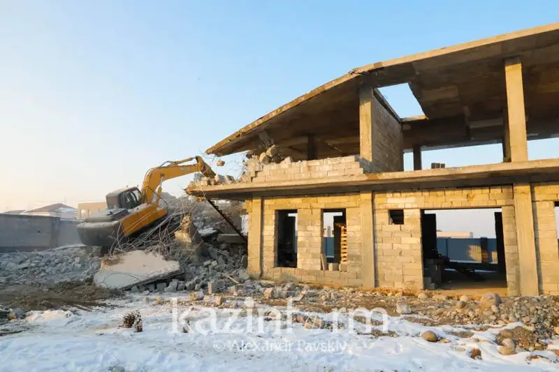 Строящийся таунхаус сносят в предгорье Алматы