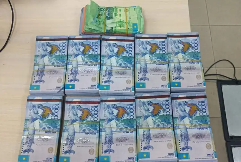 Провоз $30 тысяч и более 17 млн тенге пресекли на Хоргосе