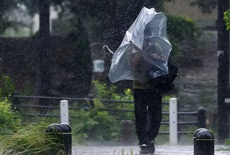 Тропический шторм «Мавар» принес дожди и оползни в Японию