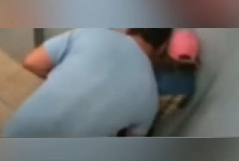 Astanada mas erkek lıftide kishkentaı qyzǵa tıisken