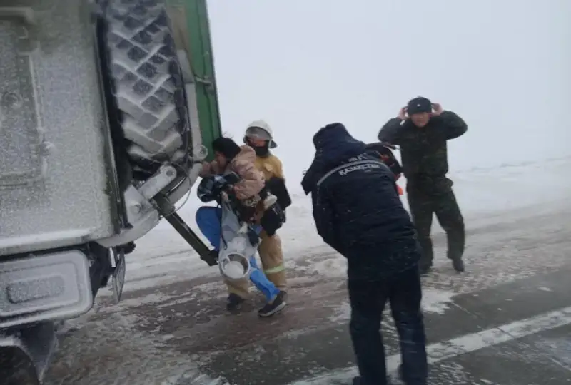 Более ста человек спасли из снежных заносов на трассах Жамбылской области