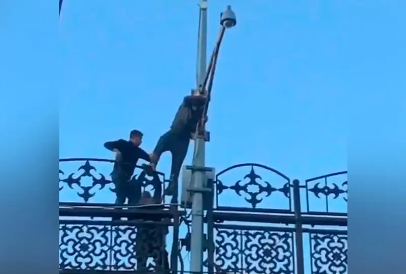 Мужчина пытался сброситься с моста из-за бывшей жены в Караганде