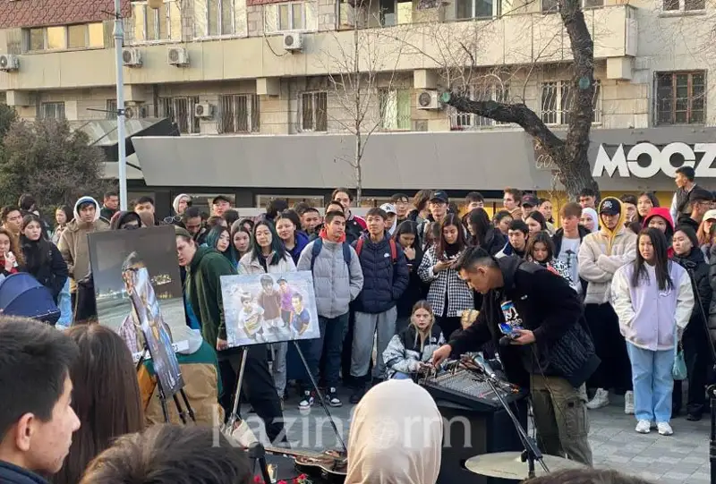Жүздеген алматылық Дархан Жүнісбековты еске алу концертіне жиналды