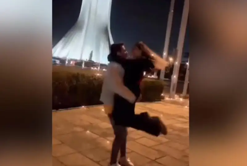Iranda qyz ben jigit «Tegeran qaqpasy» aldynda bılegeni úshin 10 jylǵa sottaldy