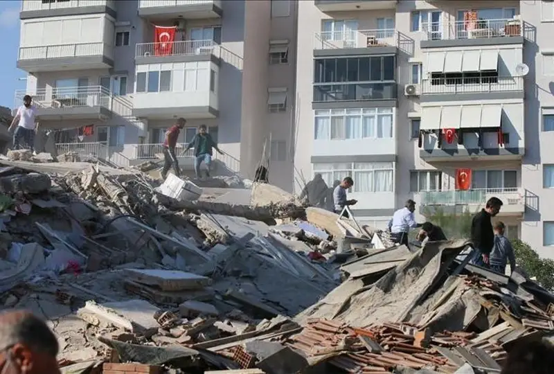 Выпавший из окна в момент землетрясения телефон помог спасти 4 человек в Турции