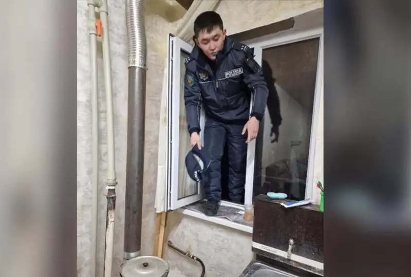 Tarazda polıtsııa ınspektory ıis tıip, es-tússiz jatqan bir úıdiń 5 adamyn qutqaryp qaldy