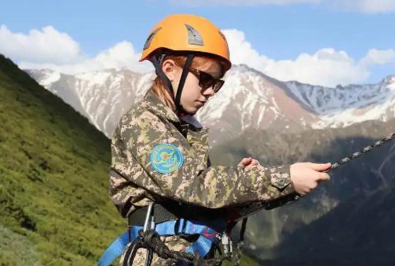 Almatyda kishkentaı sarbazdarǵa arnalǵan taý lageri ashyldy