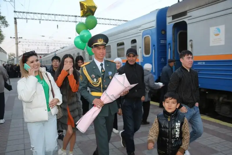 Вернувшихся домой солдат-срочников торжественно встречают в Таразе
