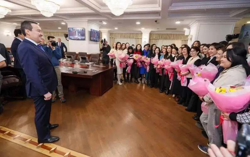 温馨画面，美好祝福——政府会议充满节日氛围