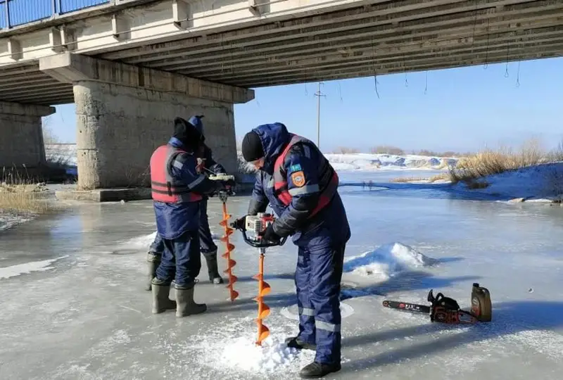 Бурение льда на реках начали в Карагандинской области