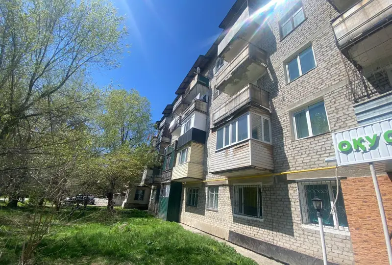 بەسىنشى قاباتتان 8 جاسار بالا پوليەتيلەن پاكەتىن پاراشيۋت قىلىپ سەكىرگەن